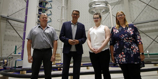 Gruppenfoto mit Oberbürgermeister Thomas Westphal Gruppenfoto mit Oberbürgermeister Thomas Westphal und Mitarbeitern des HST im HGÜ-Testzentrum