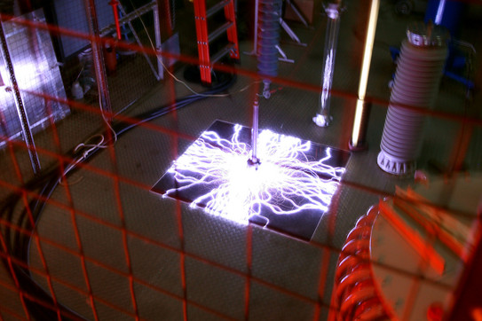 Darstellung einer Oberflächenentladung in der AC Hochspannungshalle des Lehrstuhls für Hochspannungstechnik