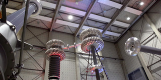 Innenansicht HGÜ Testzentrum mit HV Quelle und Spannungsteiler