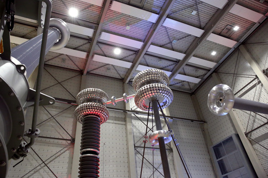 Innenansicht HGÜ Testzentrum mit HV Quelle und Spannungsteiler