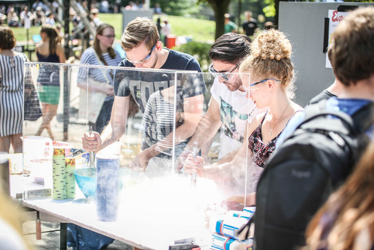 Studierende am Trockeneisstand Studierende mit Schutzbrillen am Trockeneisstand